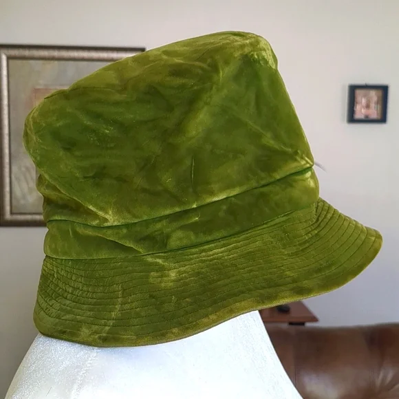 1960s Vintage Green Velvet Bucket Hat Mr. John Classic Paris New York - Picture 1 of 9